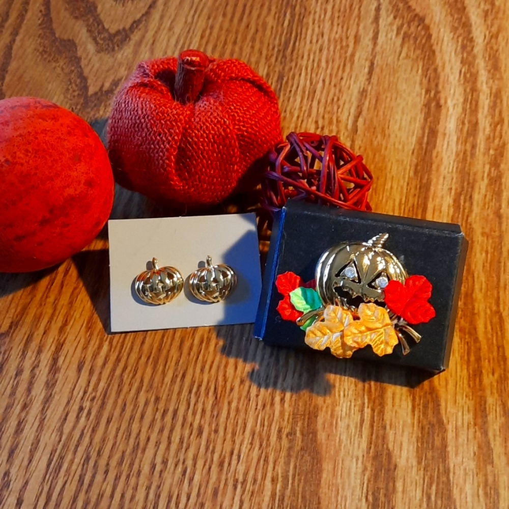 Vintage Avon Golden pumpkin pen with a pair of Jack O'Lantern earrings